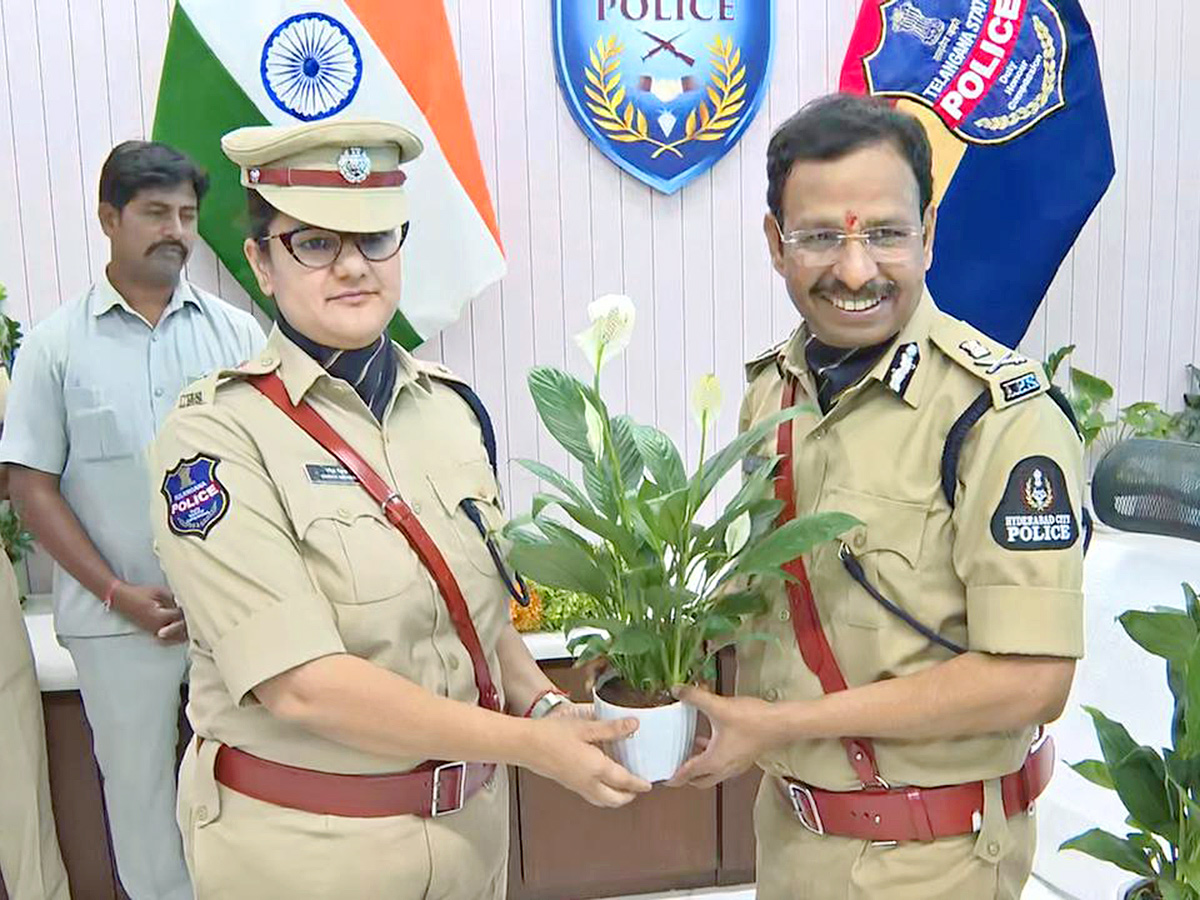 VC_20Sajjanar_20Takes_20Charge_20As_20Hyderabad_20Police_20Commissioner_20Photos__20_2814_29.jpg 14