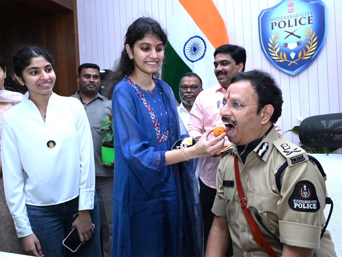 VC_20Sajjanar_20Takes_20Charge_20As_20Hyderabad_20Police_20Commissioner_20Photos__20_2815_29.jpg 15