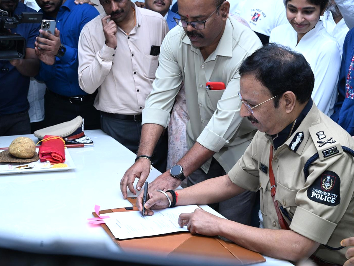 VC_20Sajjanar_20Takes_20Charge_20As_20Hyderabad_20Police_20Commissioner_20Photos__20_281_29.jpg 1