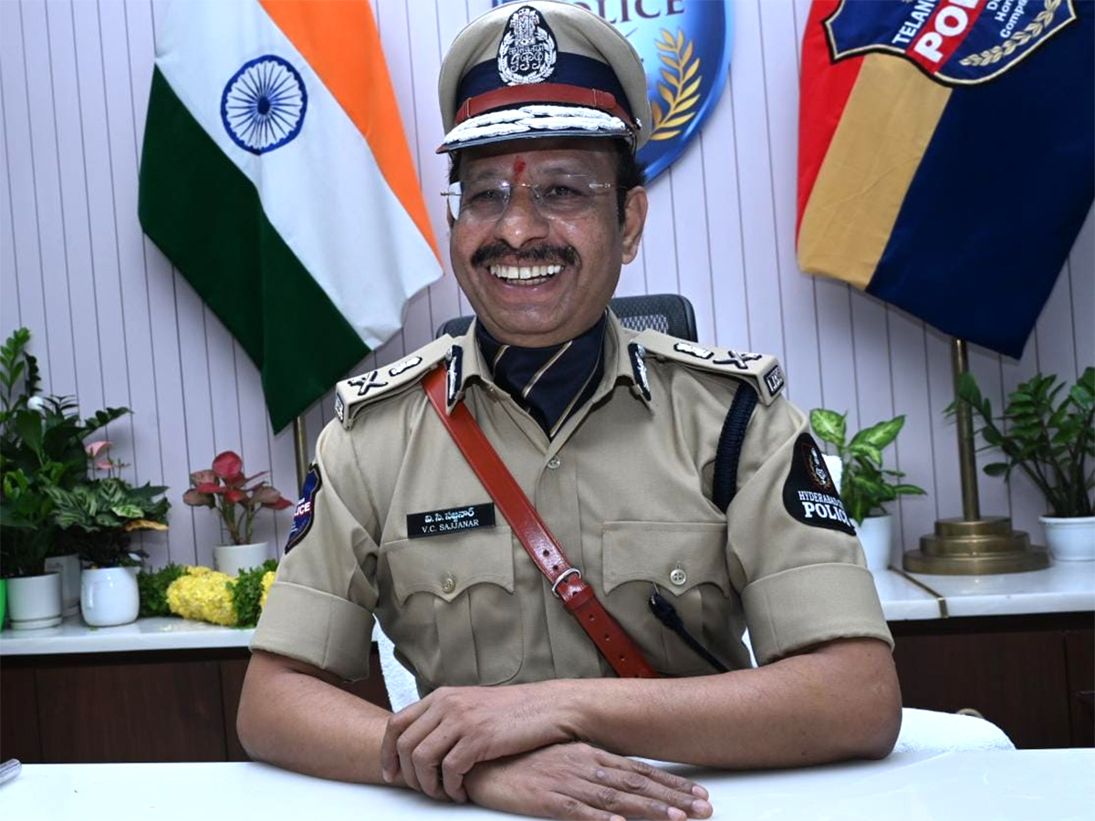 VC_20Sajjanar_20Takes_20Charge_20As_20Hyderabad_20Police_20Commissioner_20Photos__20_282_29.jpg 2