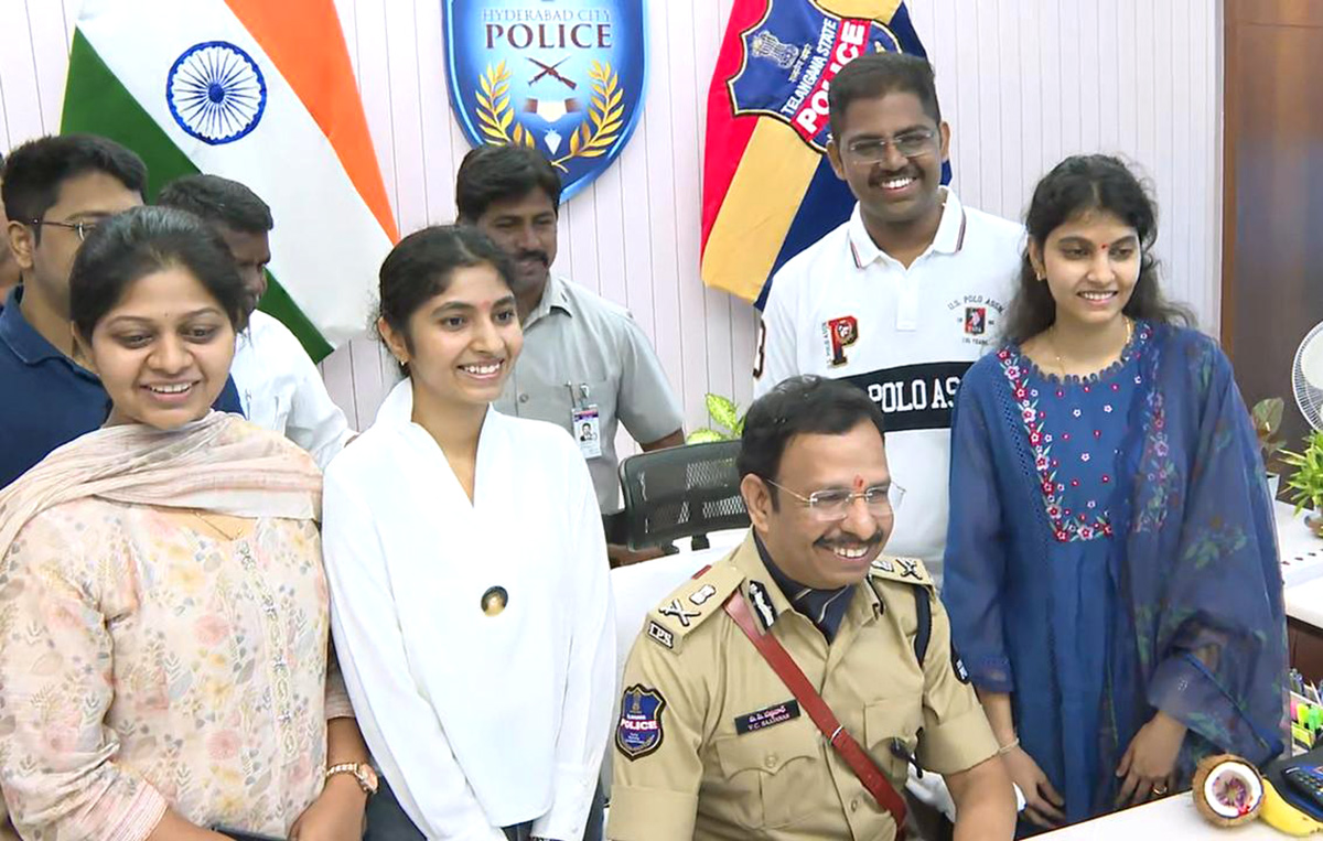VC_20Sajjanar_20Takes_20Charge_20As_20Hyderabad_20Police_20Commissioner_20Photos__20_284_29.jpg 4