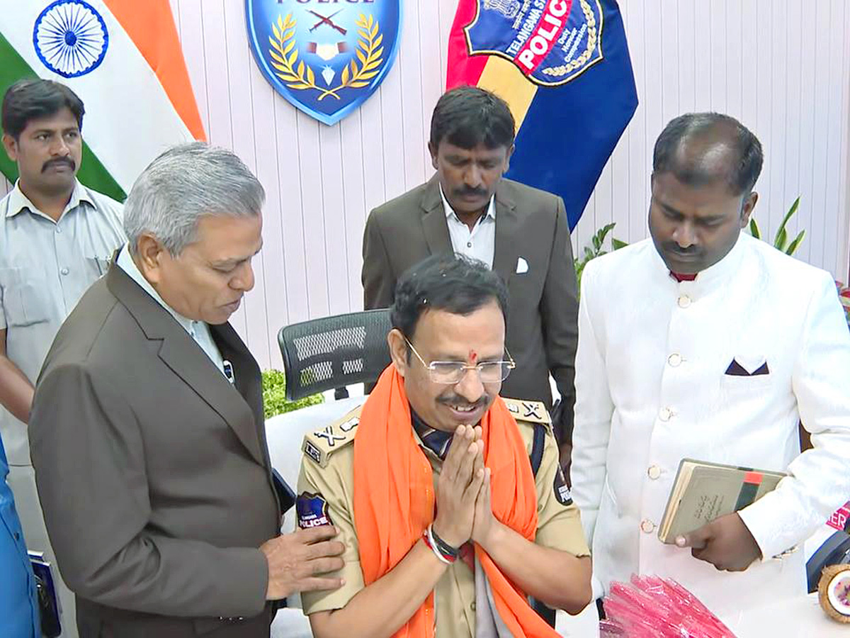 VC_20Sajjanar_20Takes_20Charge_20As_20Hyderabad_20Police_20Commissioner_20Photos__20_286_29.jpg 6