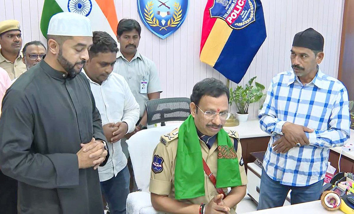 VC_20Sajjanar_20Takes_20Charge_20As_20Hyderabad_20Police_20Commissioner_20Photos__20_287_29.jpg 7