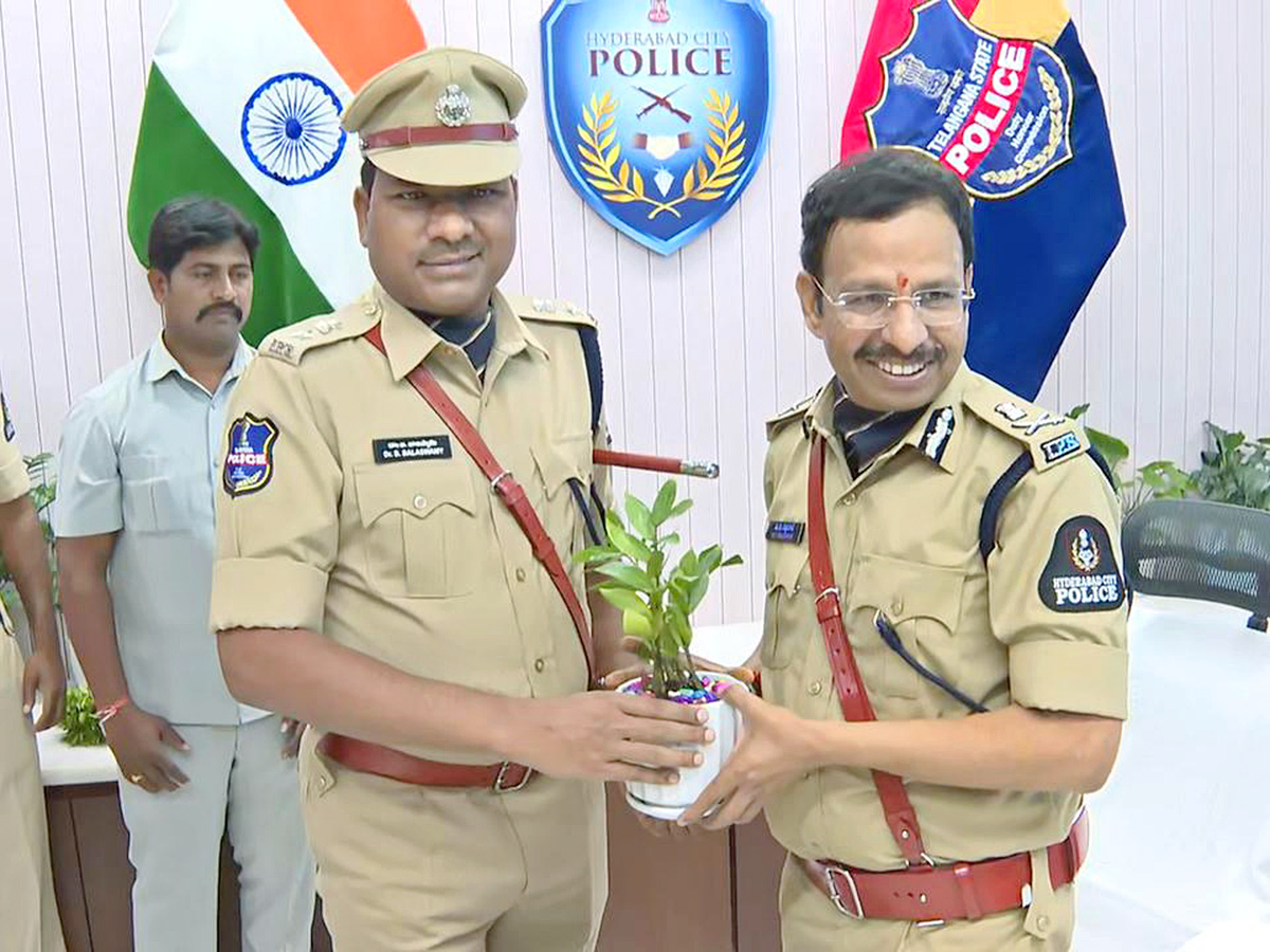 VC_20Sajjanar_20Takes_20Charge_20As_20Hyderabad_20Police_20Commissioner_20Photos__20_288_29.jpg 8
