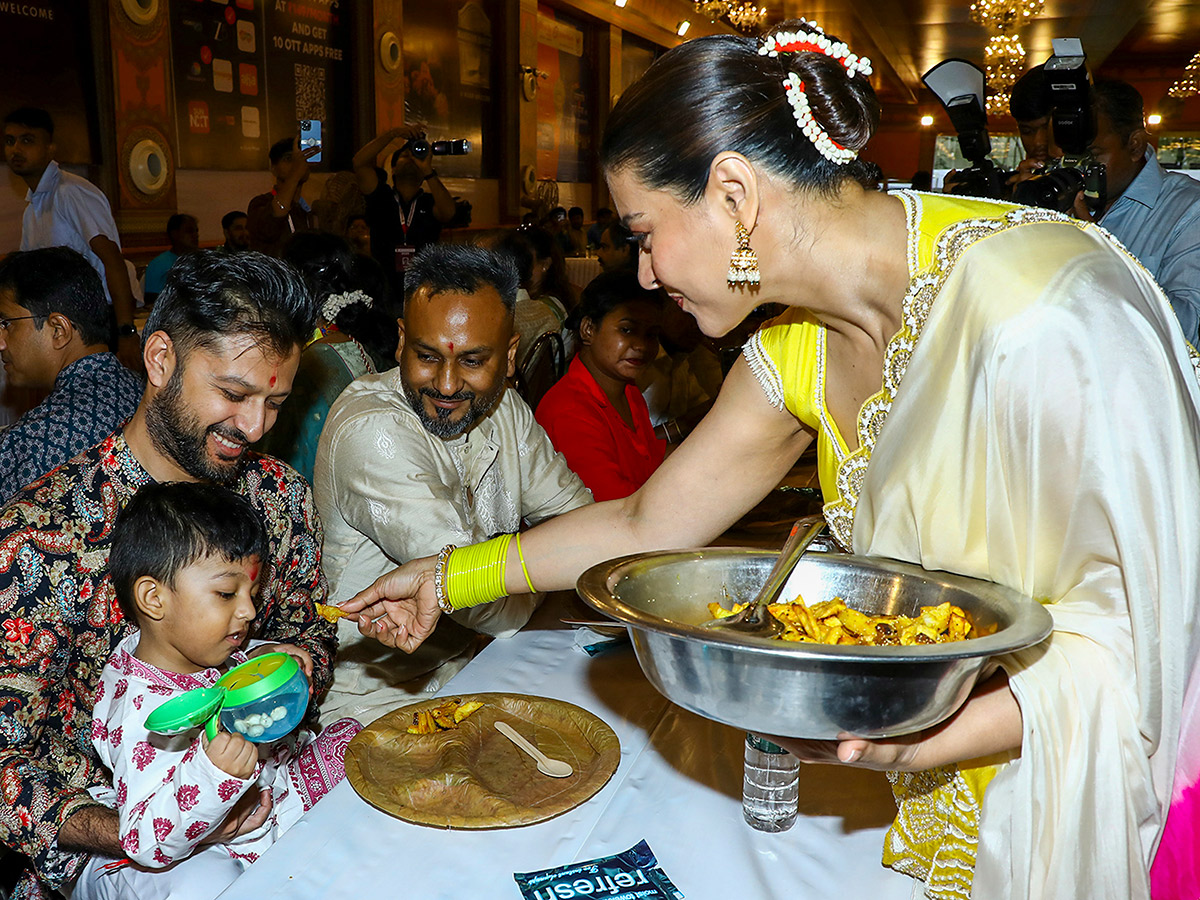 Priyanka_20Chopra_20Celebrations_20Hindu_20festival_20of_20Durga_20Puja_20in_20Mumbai__20_2829_29.jpg 29