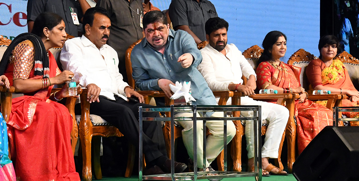 Saddula_20Bathukamma_20Closing_20Ceremonies_20on_20Tankbund__20_2810_29.jpg 3