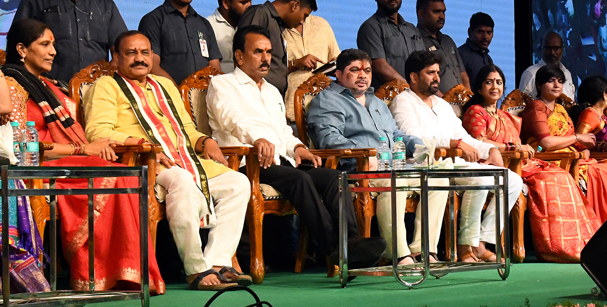 Saddula_20Bathukamma_20Closing_20Ceremonies_20on_20Tankbund__20_2812_29.jpg 12