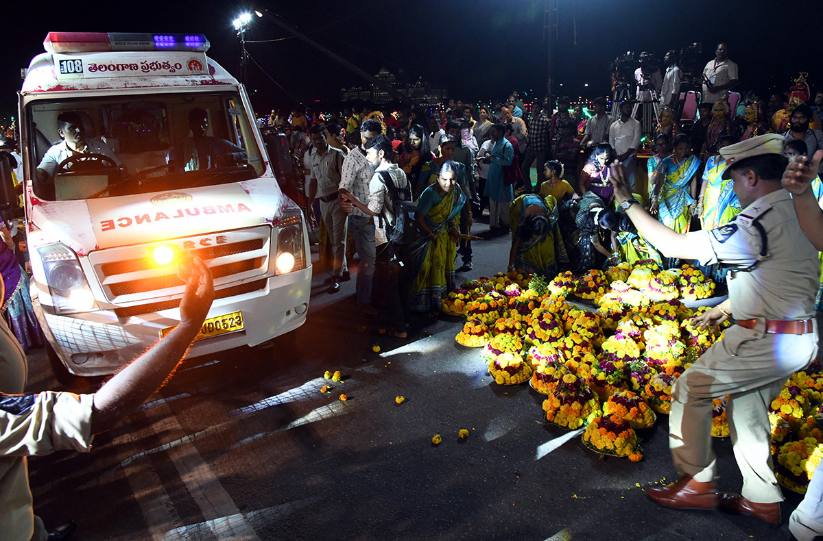 Saddula_20Bathukamma_20Closing_20Ceremonies_20on_20Tankbund__20_2813_29.jpg 13
