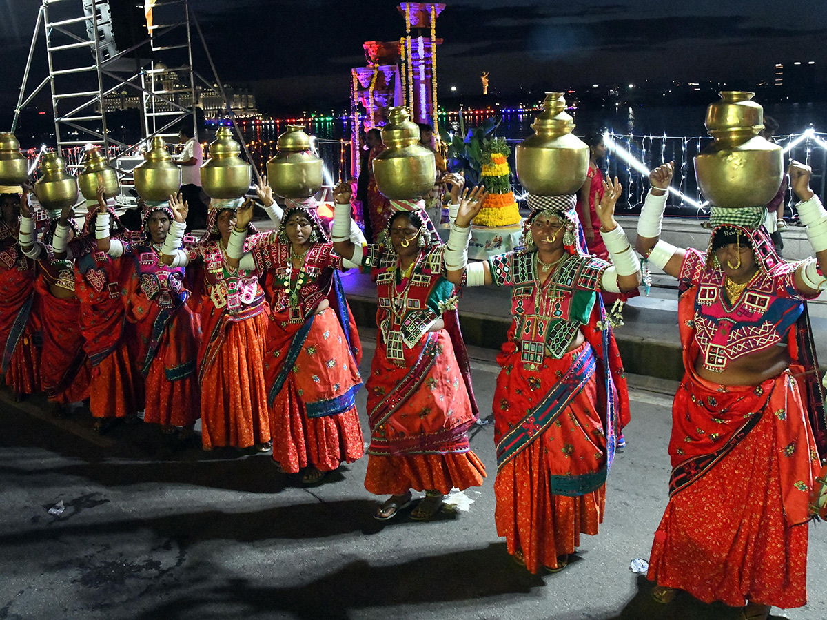 Saddula_20Bathukamma_20Closing_20Ceremonies_20on_20Tankbund__20_2817_29.jpg 17