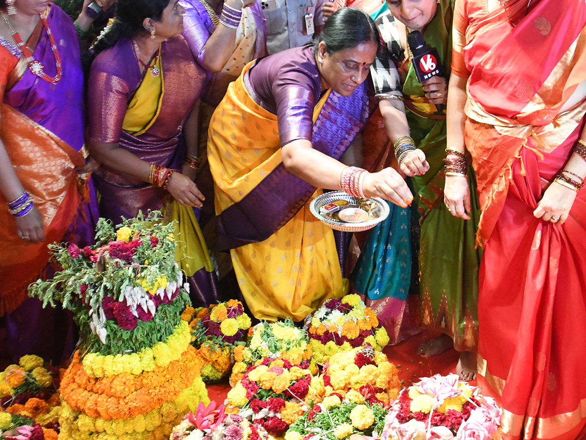 Saddula_20Bathukamma_20Closing_20Ceremonies_20on_20Tankbund__20_2819_29.jpg 19
