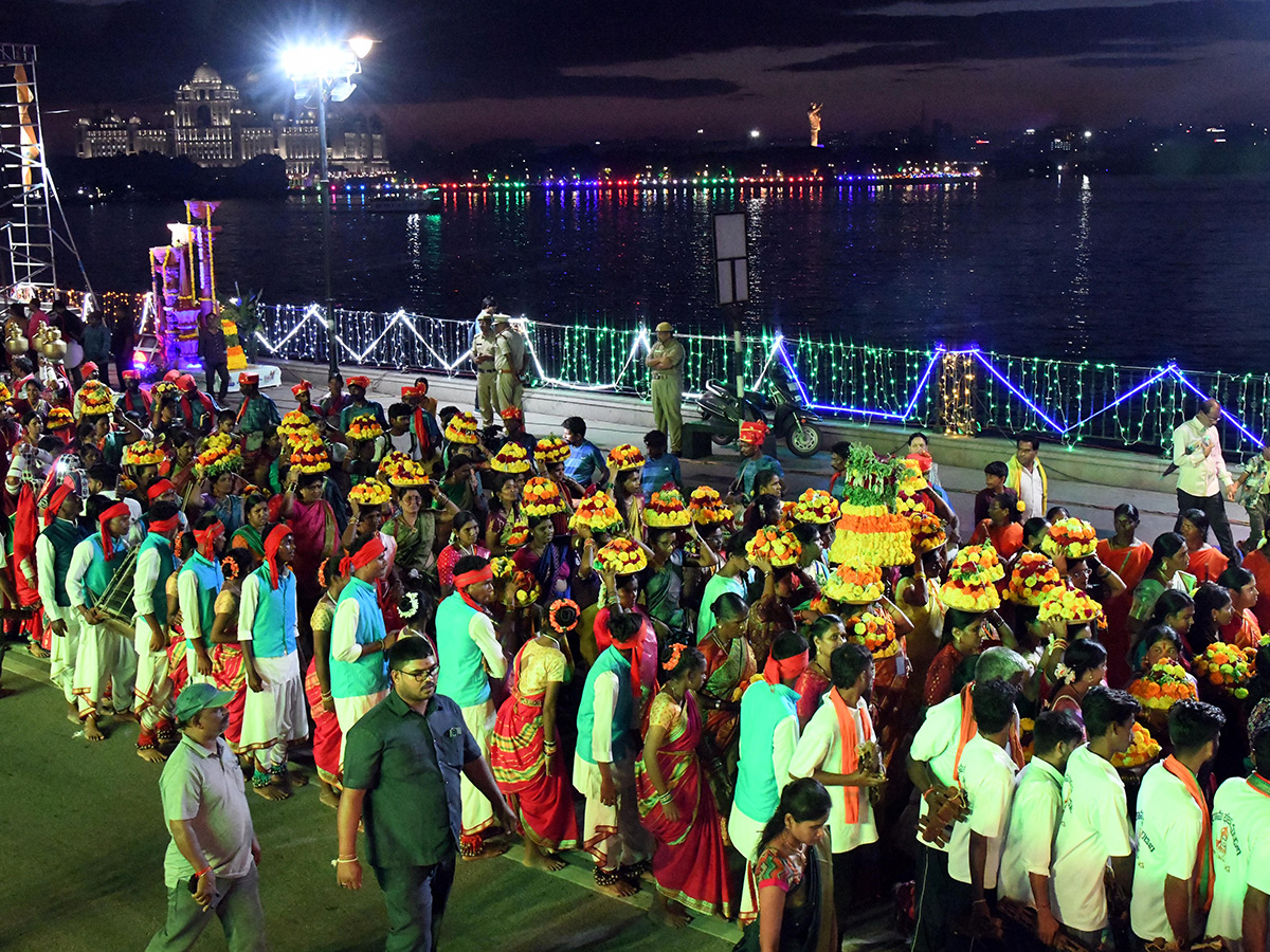 Saddula_20Bathukamma_20Closing_20Ceremonies_20on_20Tankbund__20_281_29.jpg 1