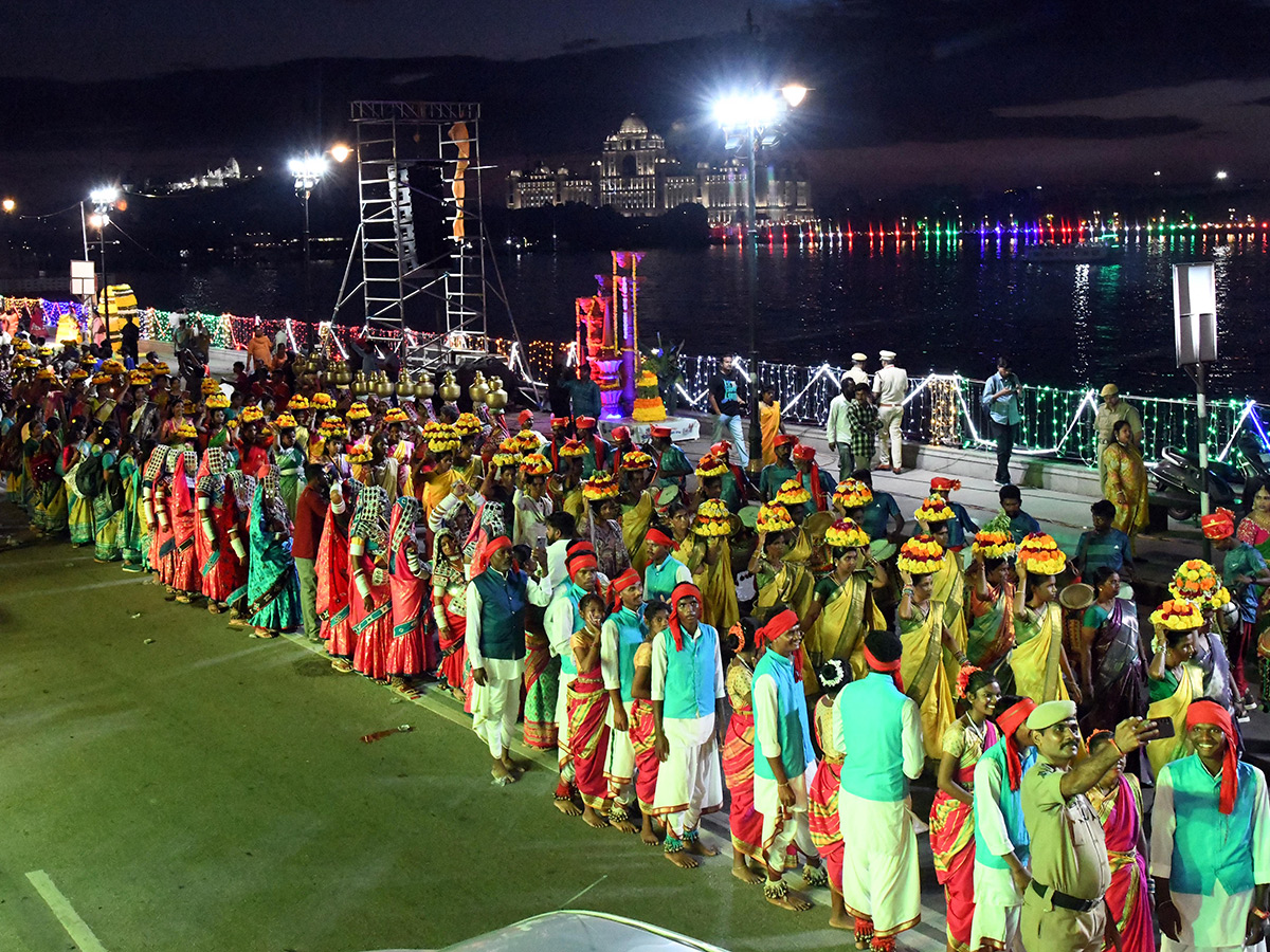 Saddula_20Bathukamma_20Closing_20Ceremonies_20on_20Tankbund__20_2820_29.jpg 20