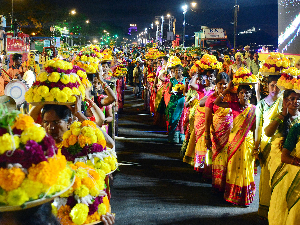 Saddula_20Bathukamma_20Closing_20Ceremonies_20on_20Tankbund__20_2823_29.jpg 23