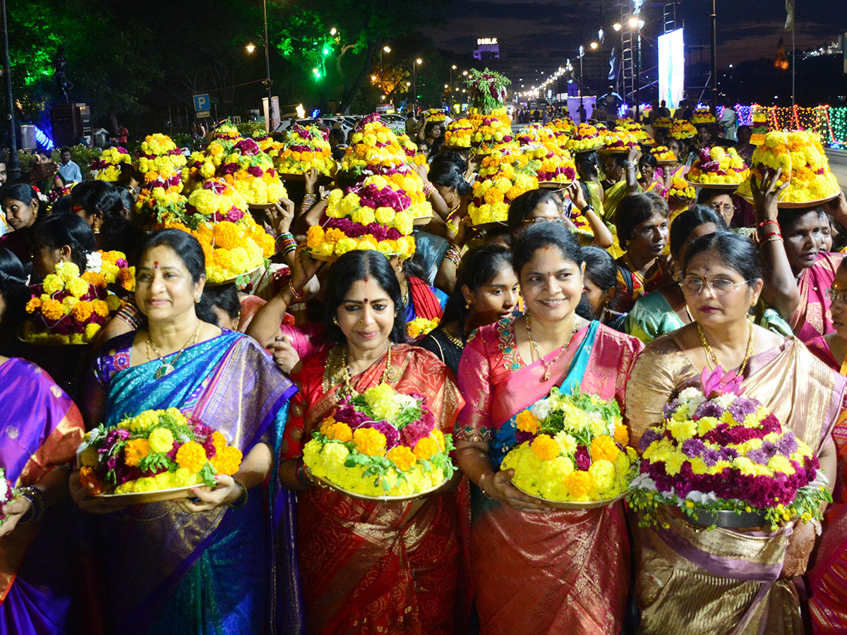 Saddula_20Bathukamma_20Closing_20Ceremonies_20on_20Tankbund__20_2824_29.jpg 24
