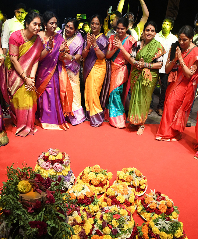 Saddula_20Bathukamma_20Closing_20Ceremonies_20on_20Tankbund__20_2825_29.jpg 25