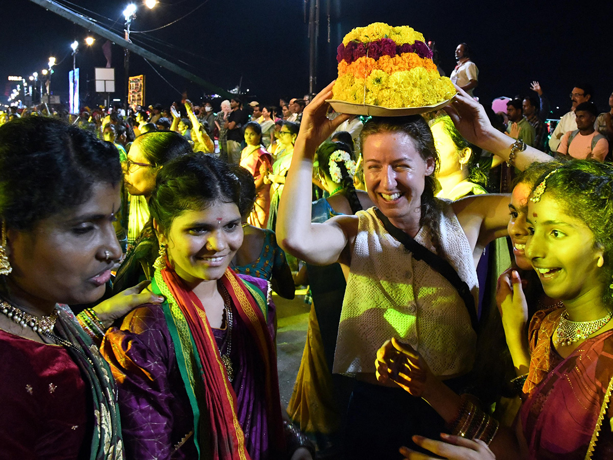 Saddula_20Bathukamma_20Closing_20Ceremonies_20on_20Tankbund__20_2826_29.jpg 26