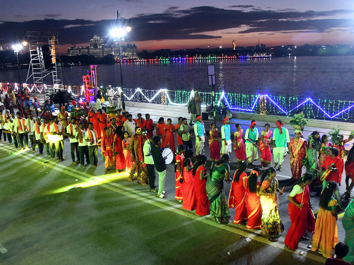 Saddula_20Bathukamma_20Closing_20Ceremonies_20on_20Tankbund__20_282_29.jpg 2