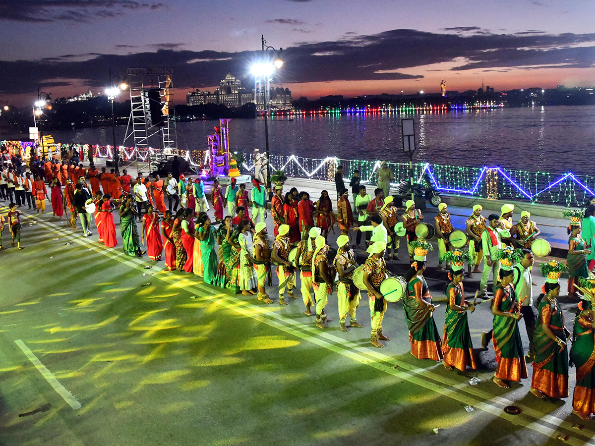 Saddula_20Bathukamma_20Closing_20Ceremonies_20on_20Tankbund__20_284_29.jpg 5