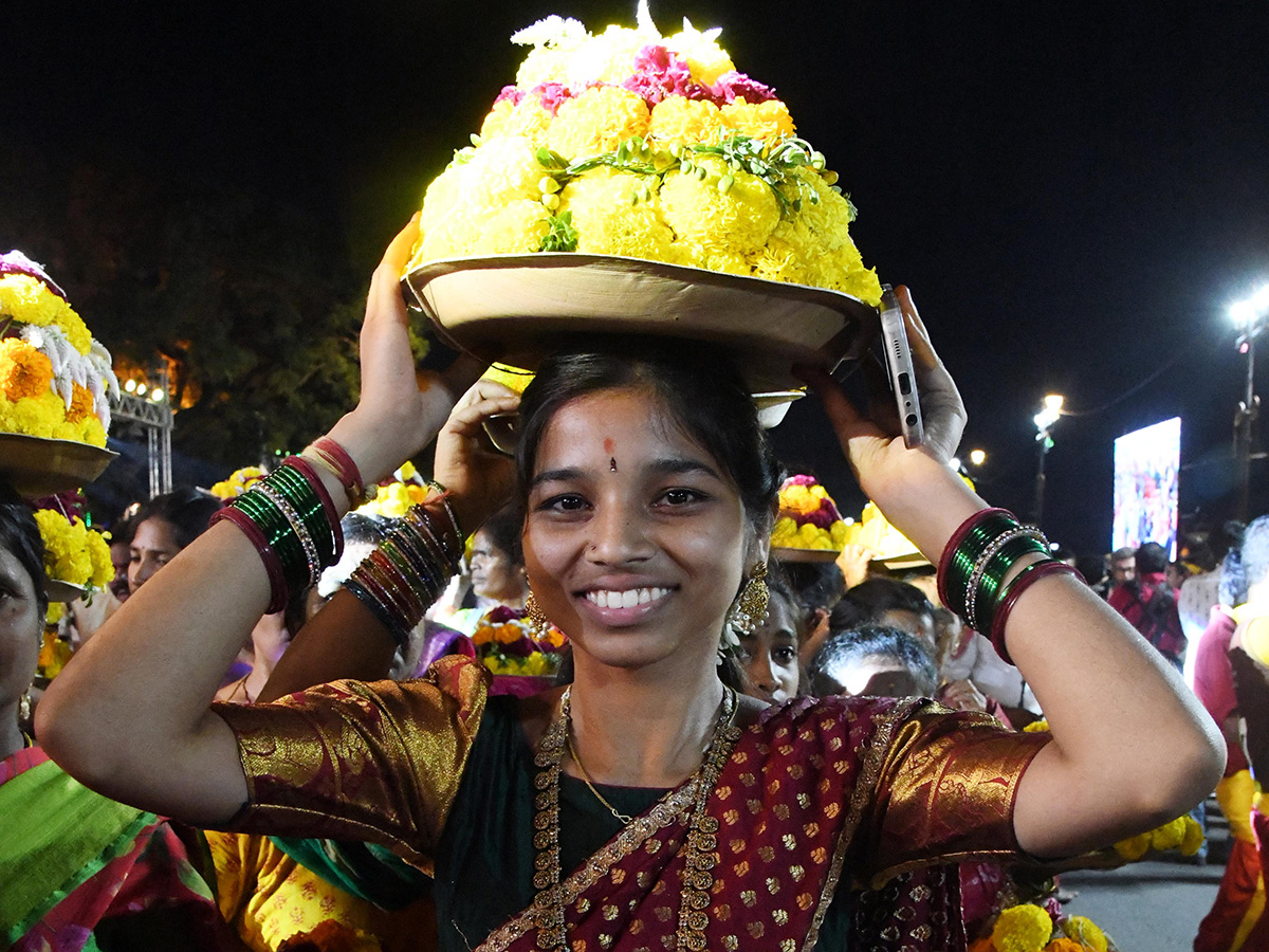 Saddula_20Bathukamma_20Closing_20Ceremonies_20on_20Tankbund__20_285_29.jpg 6