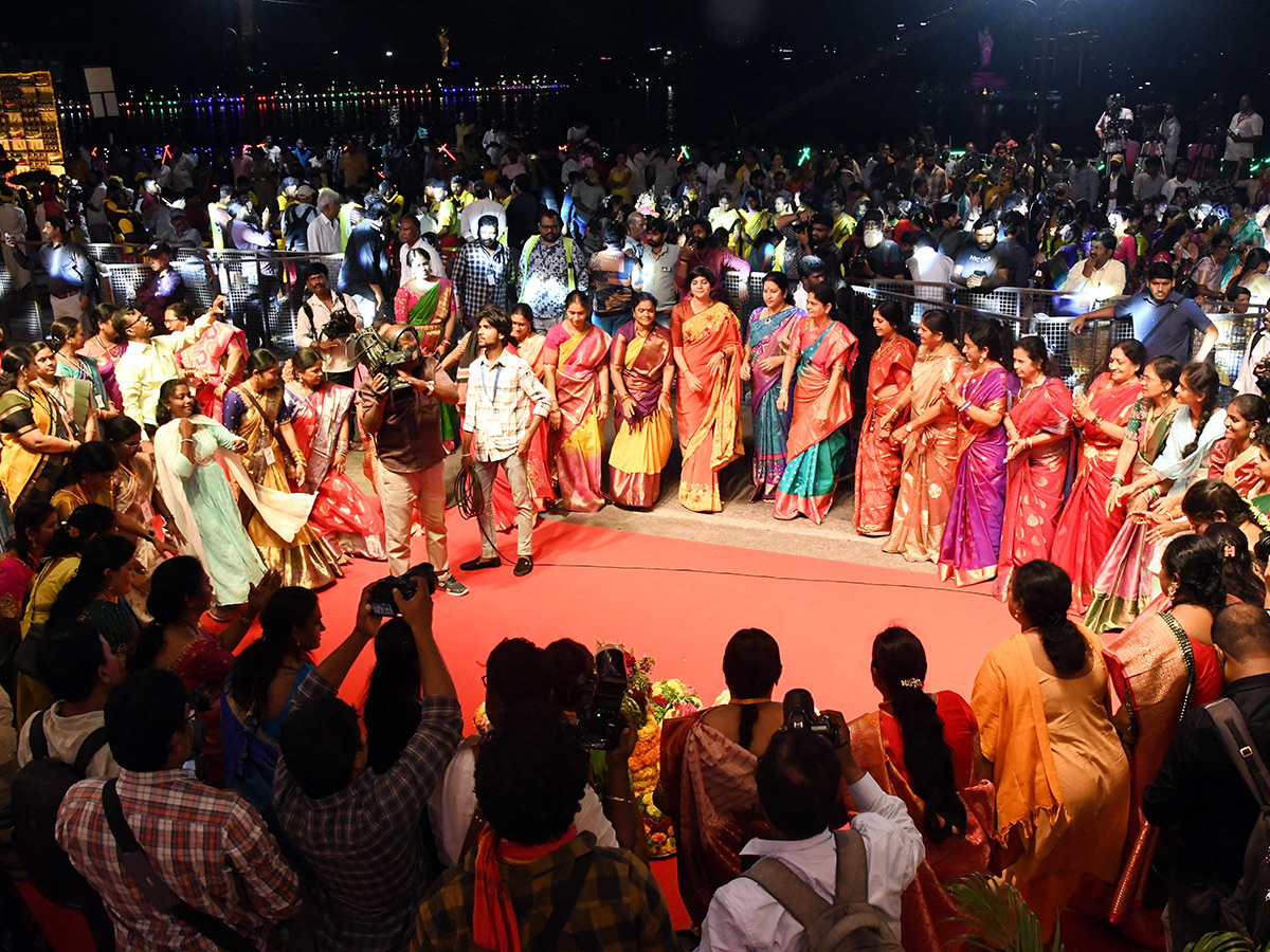 Saddula_20Bathukamma_20Closing_20Ceremonies_20on_20Tankbund__20_286_29.jpg 7