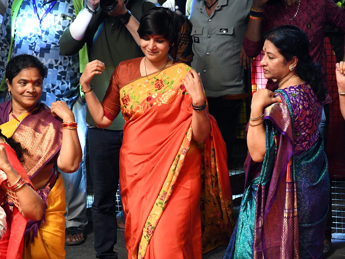 Saddula_20Bathukamma_20Closing_20Ceremonies_20on_20Tankbund__20_287_29.jpg 8