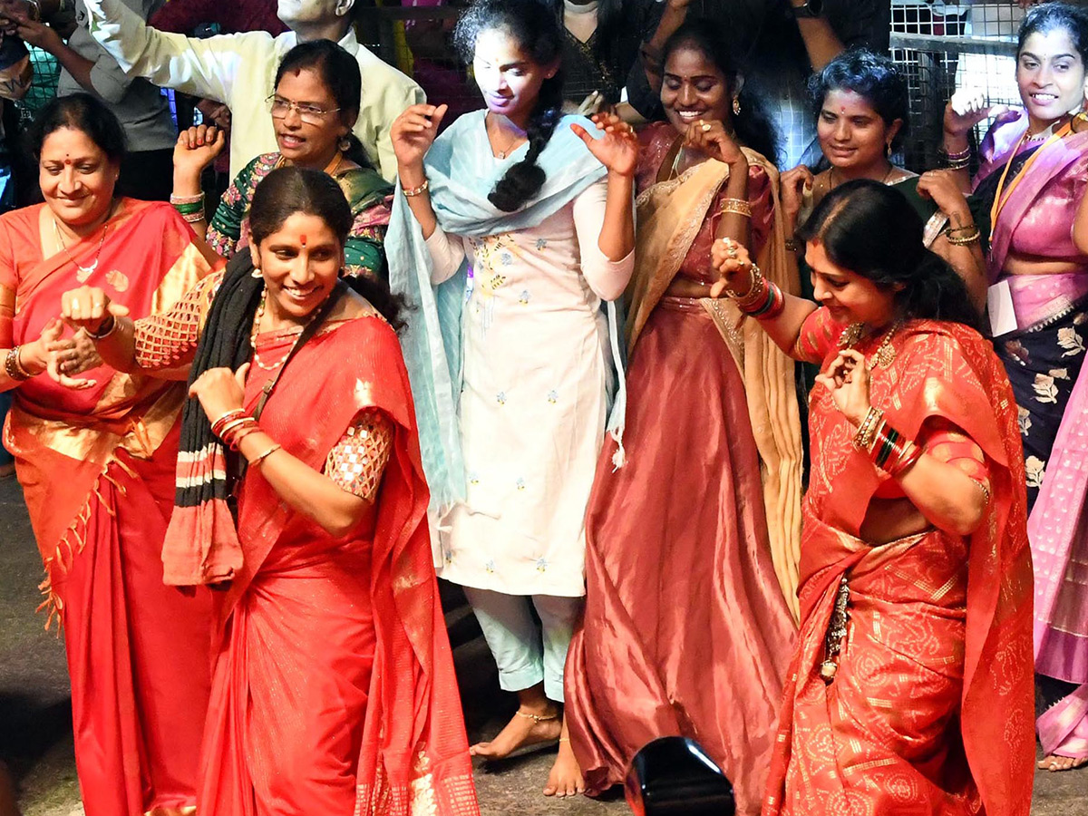 Saddula_20Bathukamma_20Closing_20Ceremonies_20on_20Tankbund__20_288_29.jpg 9