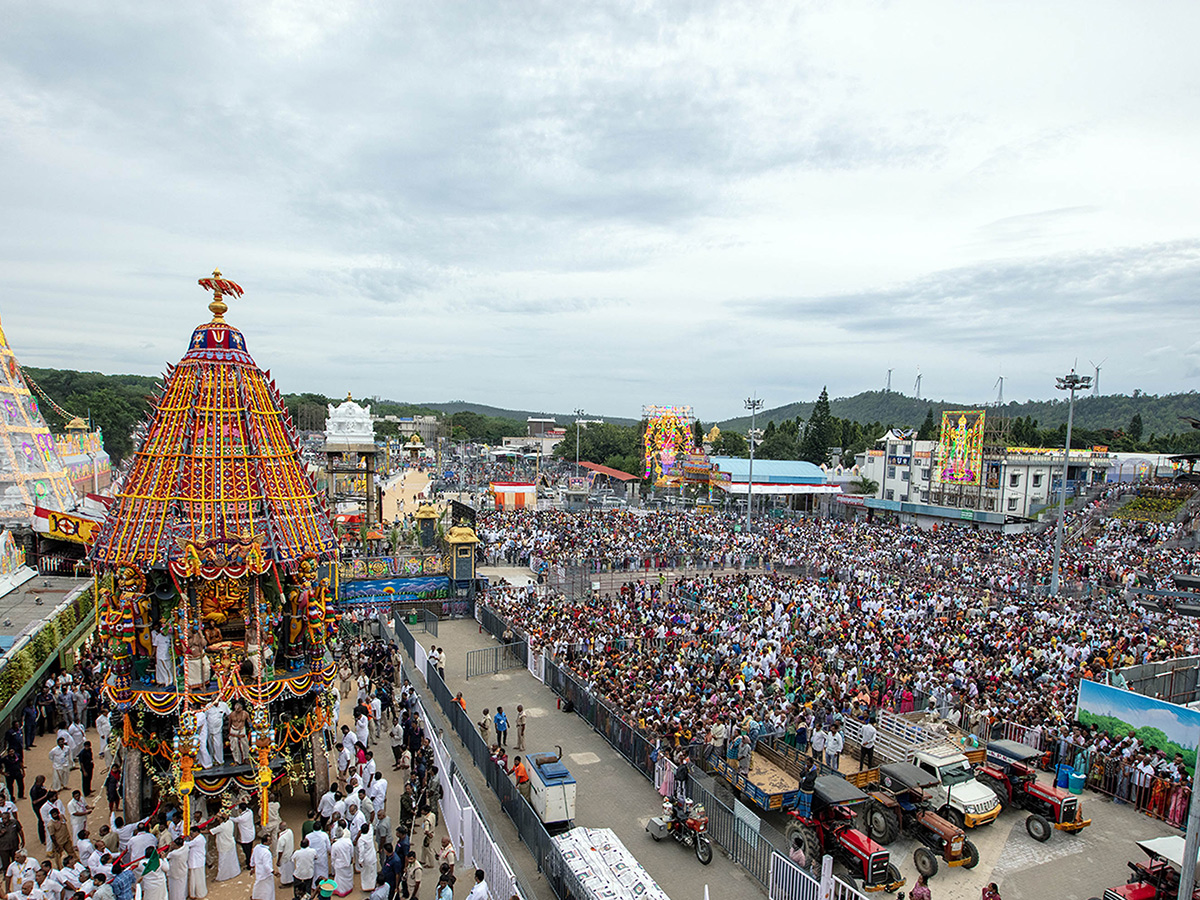 Tirumala_20Salakatla_20Brahmotsavams_202025_20Rathotsavam_20Photos__20_2810_29.jpg 10
