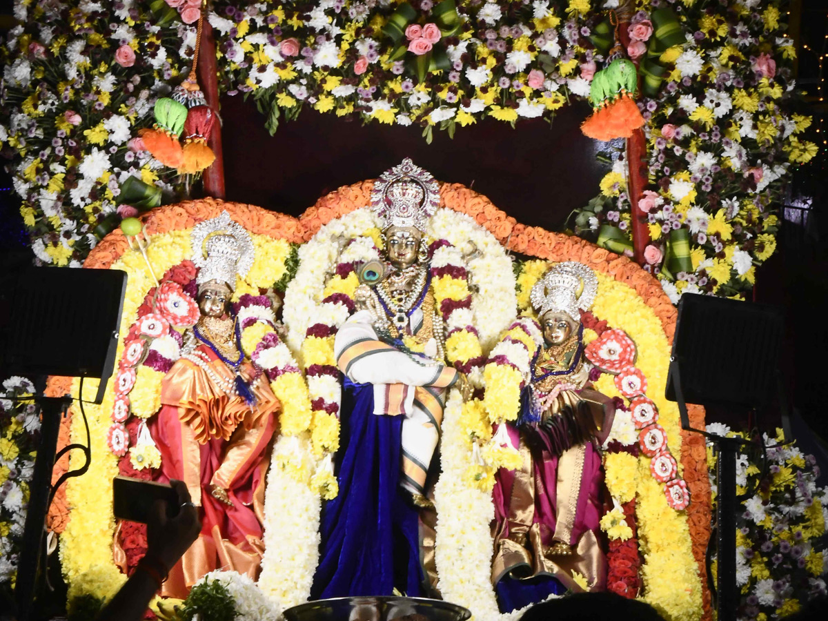 Vijayawada_20Dasara_20Navaratri_202025_20Photos_20_2814_29_0.jpg 24