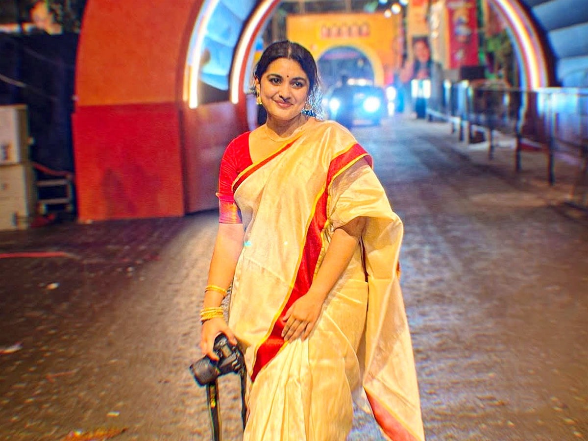 Actress_20Nivetha_20Thomas_20visits_20Durga_20idols_20on_20the_20occasion_20of_20Dussehra_20Photos_20_283_29.jpg 3