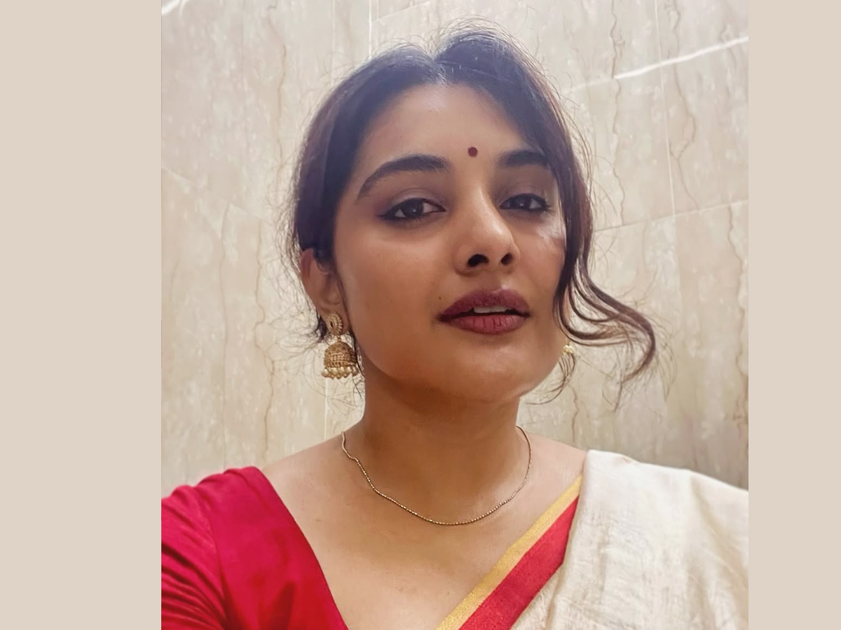 Actress_20Nivetha_20Thomas_20visits_20Durga_20idols_20on_20the_20occasion_20of_20Dussehra_20Photos_20_285_29.jpg 4
