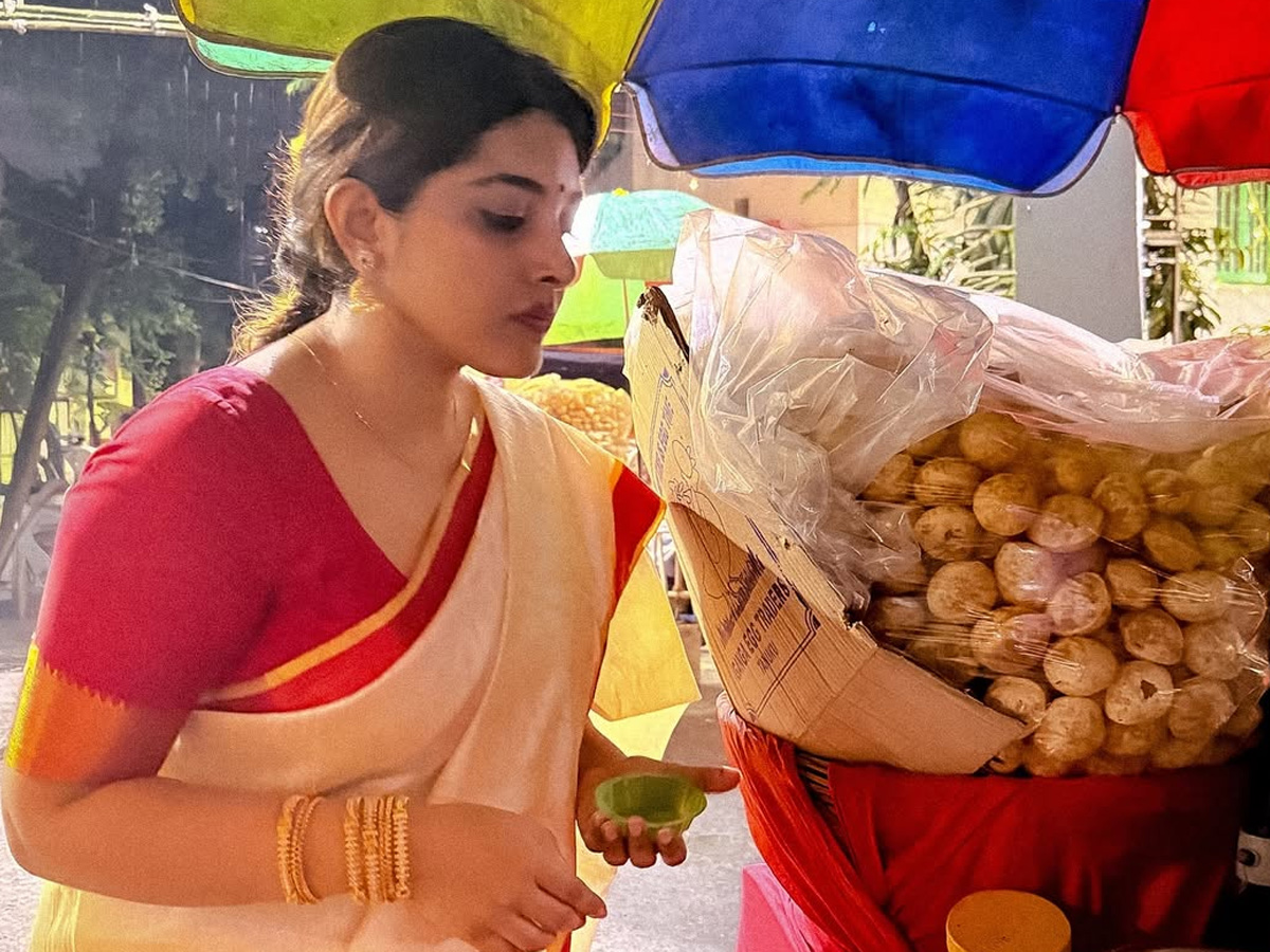 Actress_20Nivetha_20Thomas_20visits_20Durga_20idols_20on_20the_20occasion_20of_20Dussehra_20Photos_20_287_29.jpg 5