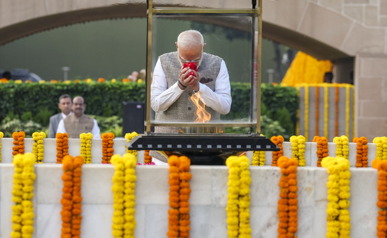 PM_20Modi_20pays_20tribute_20to_20Mahatma_20Gandhi_20on_20occasion_20of_20his_20birth_20anniversary_20at_20Rajghat_20in_20New_20Delhi_20Photos_20_2811_29.jpg 12