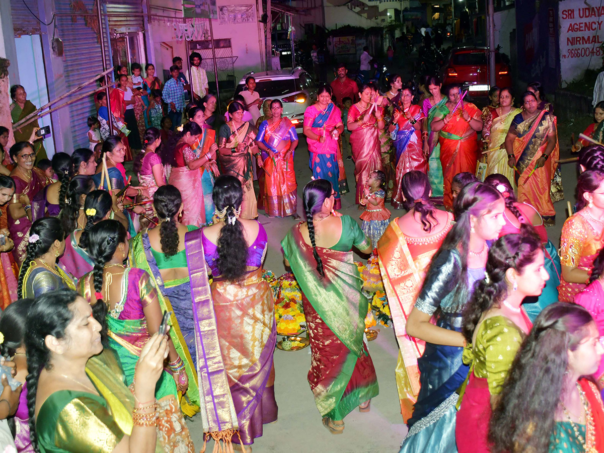 Bathukamma_202025_20Celebrations_20in_20Karimnagar_20District_20Photos__20_2811_29.jpg 11