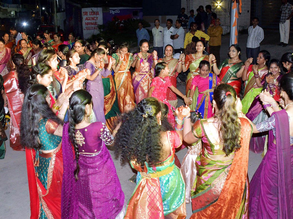 Bathukamma_202025_20Celebrations_20in_20Karimnagar_20District_20Photos__20_2812_29.jpg 12