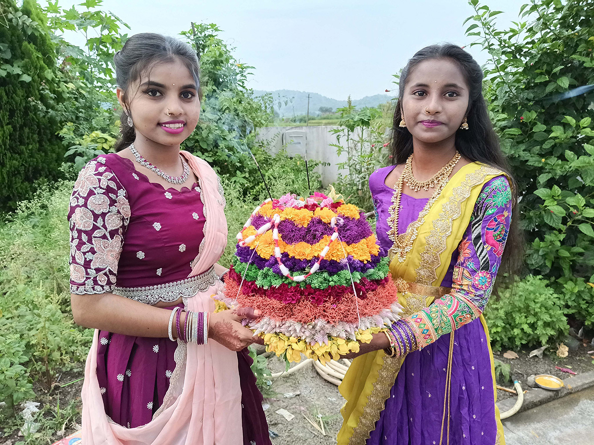 Bathukamma_202025_20Celebrations_20in_20Karimnagar_20District_20Photos__20_2818_29.jpg 18