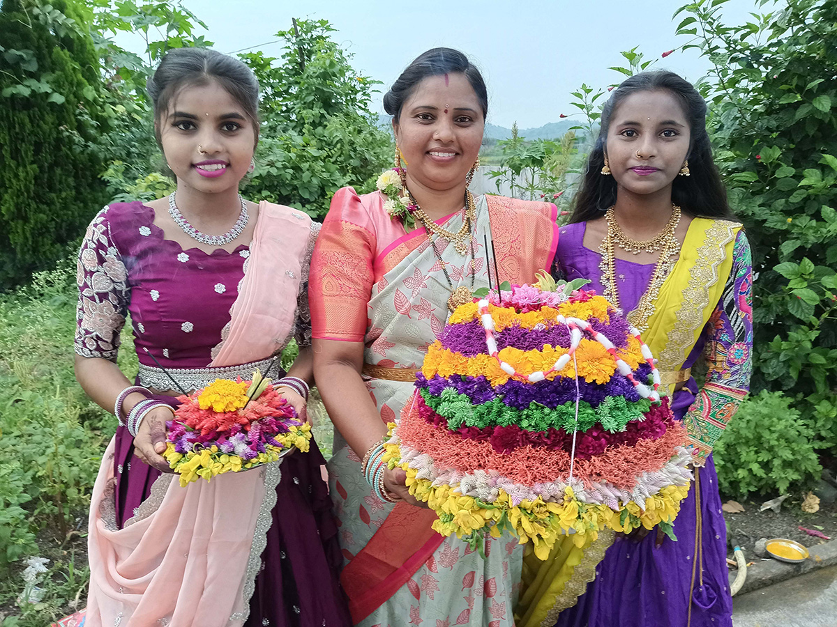 Bathukamma_202025_20Celebrations_20in_20Karimnagar_20District_20Photos__20_2819_29.jpg 19
