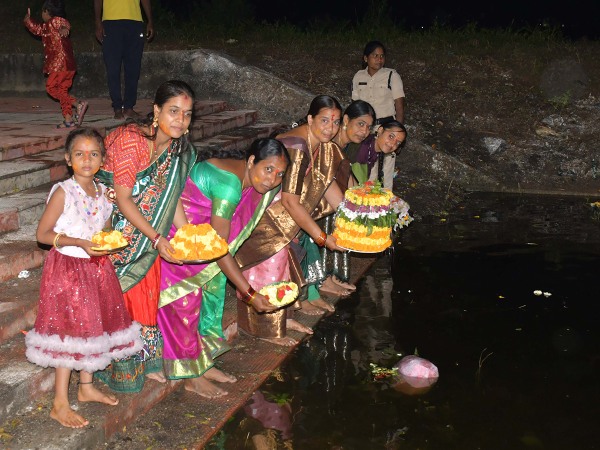 Bathukamma_202025_20Celebrations_20in_20Karimnagar_20District_20Photos__20_2822_29.jpg 22