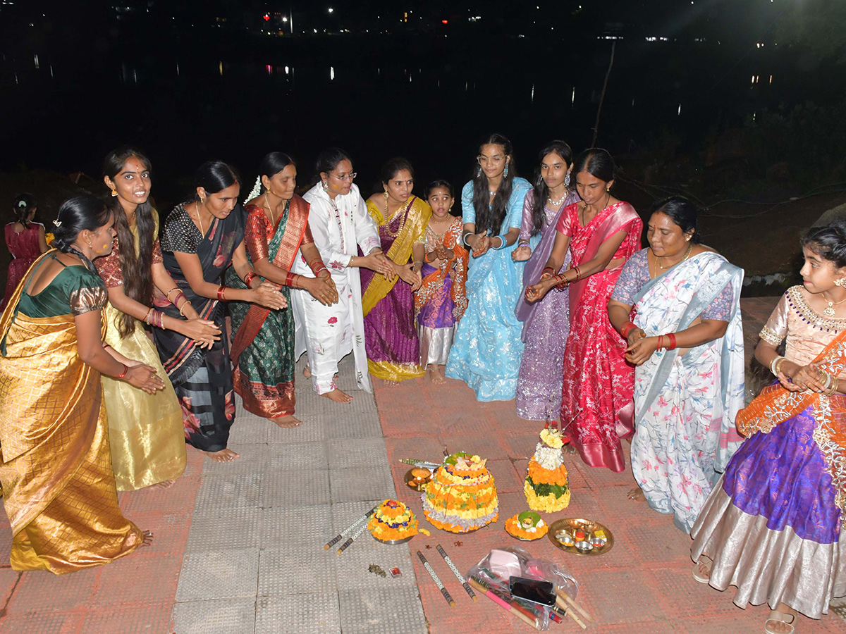 Bathukamma_202025_20Celebrations_20in_20Karimnagar_20District_20Photos__20_283_29.jpg 3