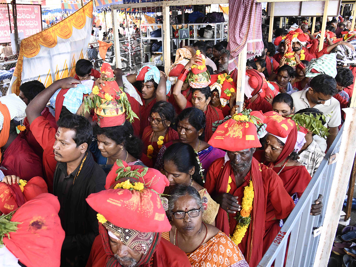 Bhavani_20Mala_20Devotees_20Heavy_20Crowd_20In_20Vijayawada_20Photos__20_2817_29.jpg 17