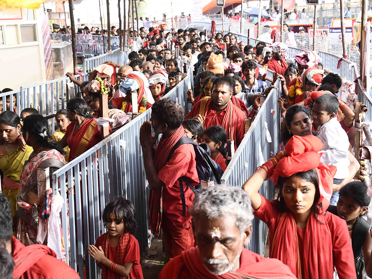 Bhavani_20Mala_20Devotees_20Heavy_20Crowd_20In_20Vijayawada_20Photos__20_2825_29.jpg 25