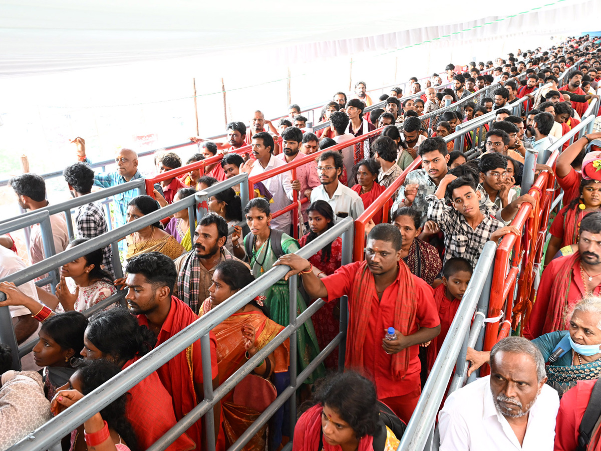 Bhavani_20Mala_20Devotees_20Heavy_20Crowd_20In_20Vijayawada_20Photos__20_286_29.jpg 6