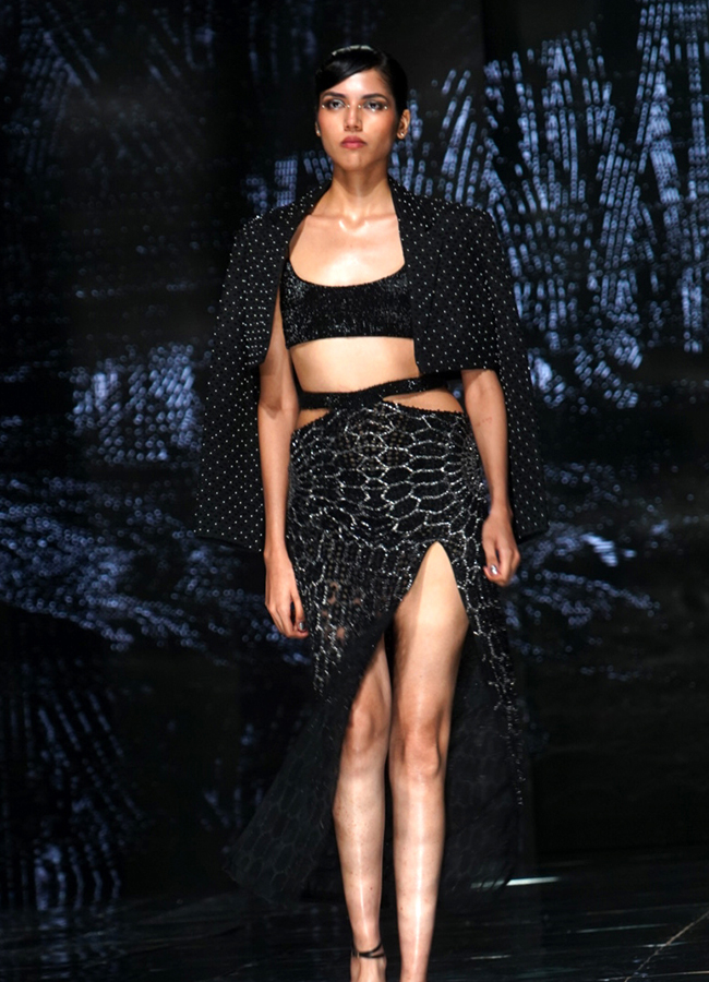 Malaika_20Arora_20in_20Deccan_20Derby_202025_20Fashion_20Show_20Photos__20_289_29.jpg 9