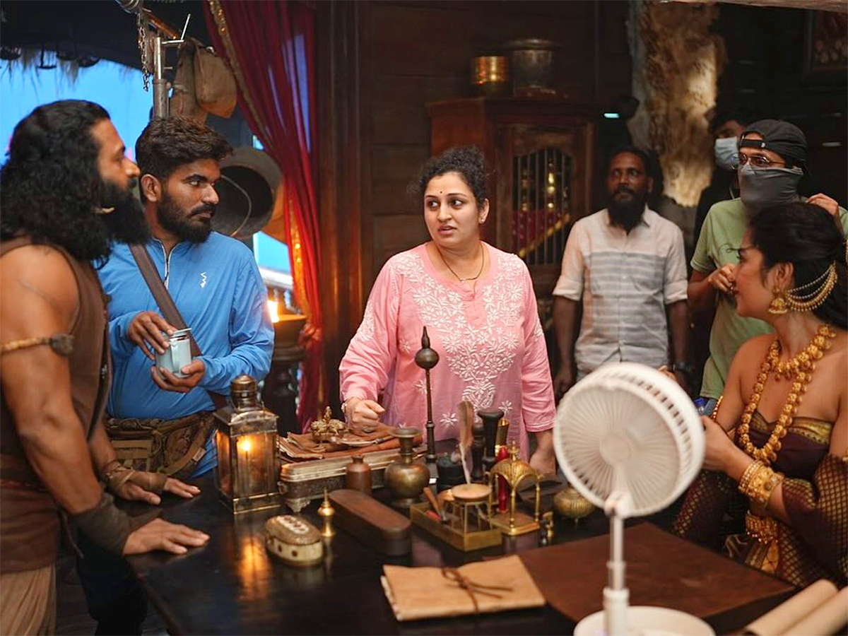 Pragathi_20Shetty_20in_20Kantara_20Chapter_201_20Movie_20Set_20Photos__20_284_29.jpg 4