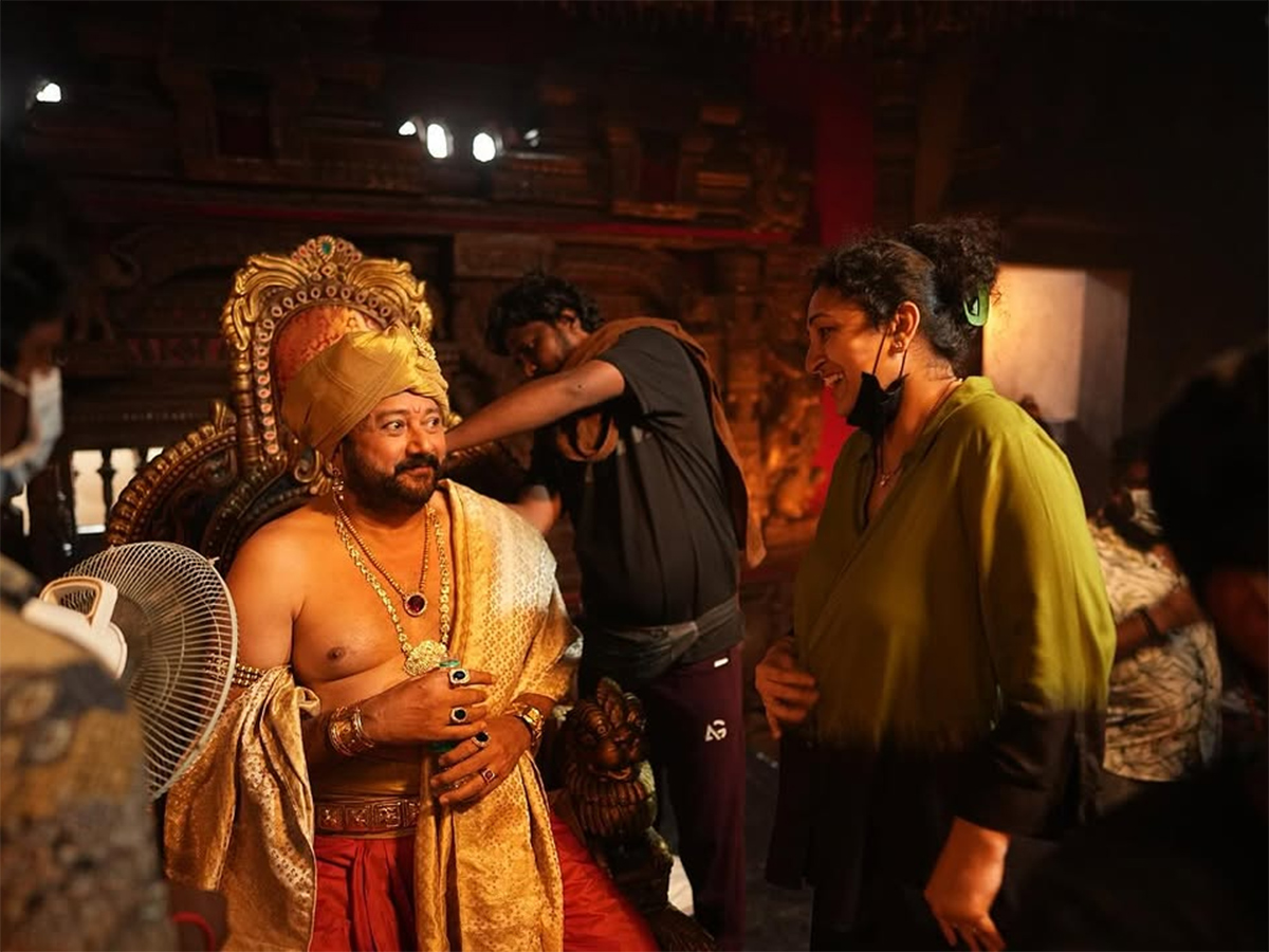 Pragathi_20Shetty_20in_20Kantara_20Chapter_201_20Movie_20Set_20Photos__20_285_29.jpg 5