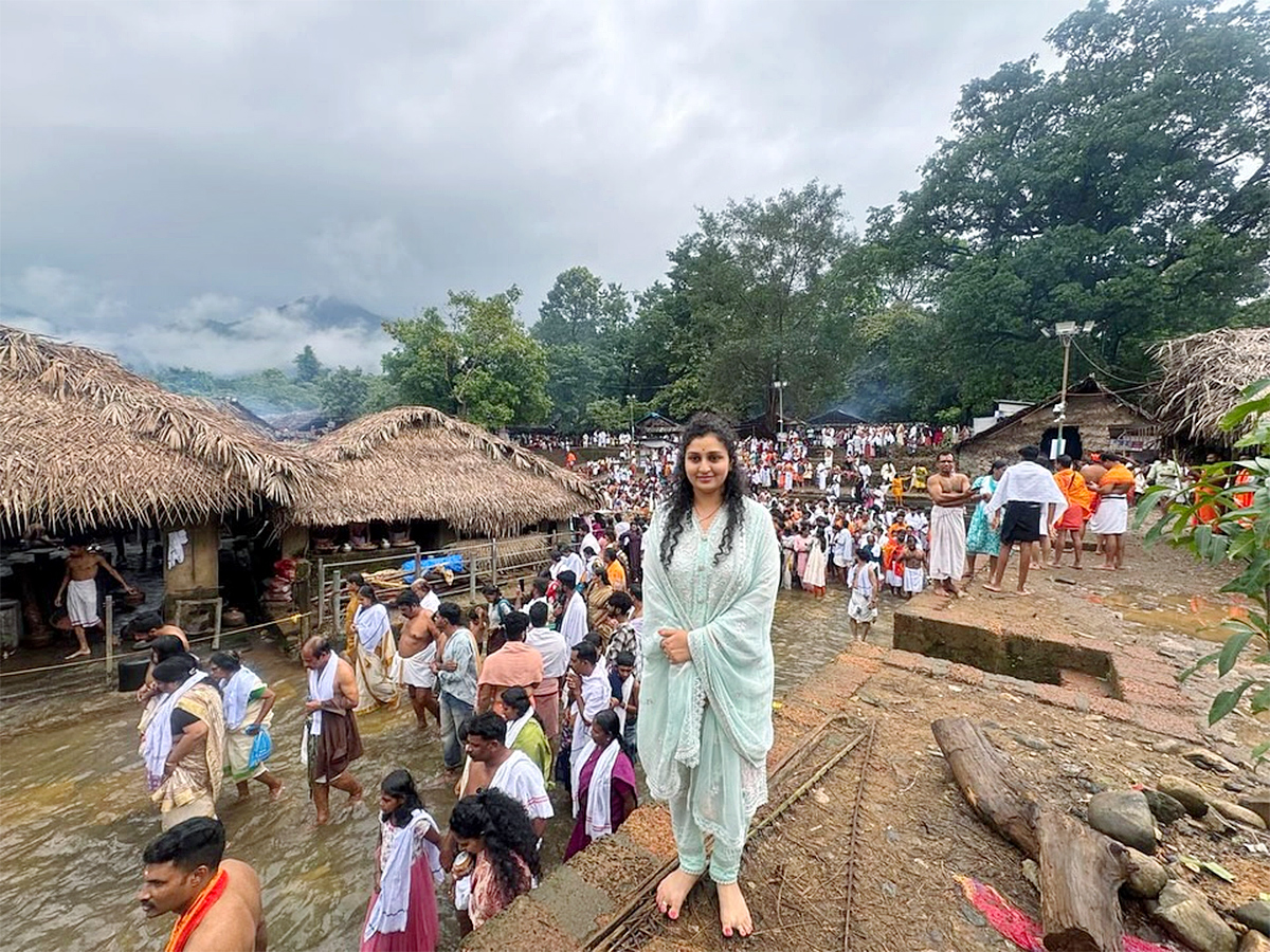 Pragathi_20Shetty_20in_20Kantara_20Chapter_201_20Movie_20Set_20Photos__20_289_29.jpg 9