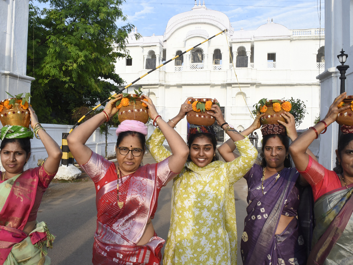 Vizianagaram_20Tholella_20Utsavam_20at_20Pydithalli_20Ammavaru_20Temple__20_285_29.jpg 6