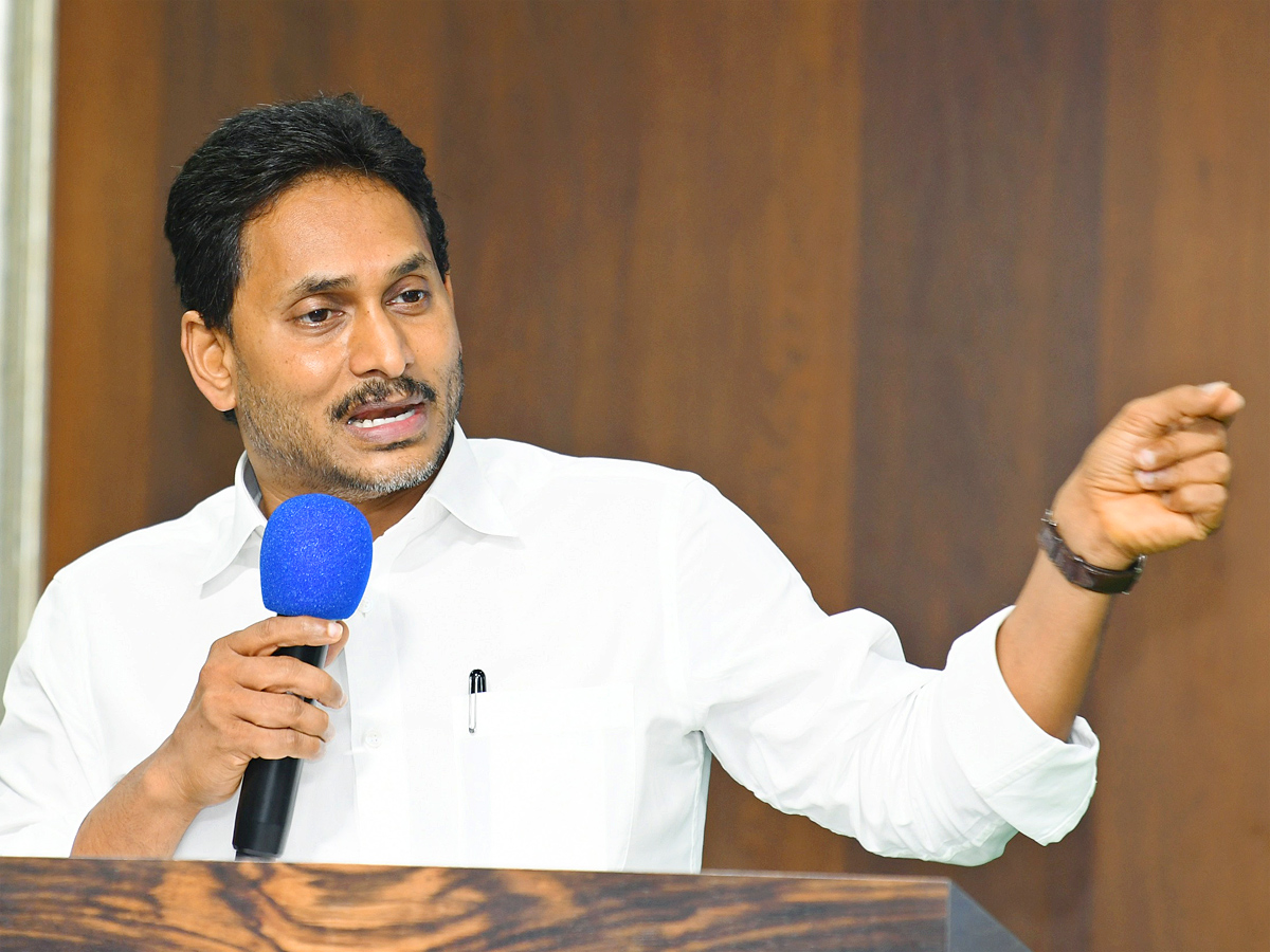 YS_20Jagan_20Key_20Meeting_20With_20YSRCP_20Leaders_20At_20Tadepalli_20Camp_20Office_20Photos_20_281_29.jpg 2
