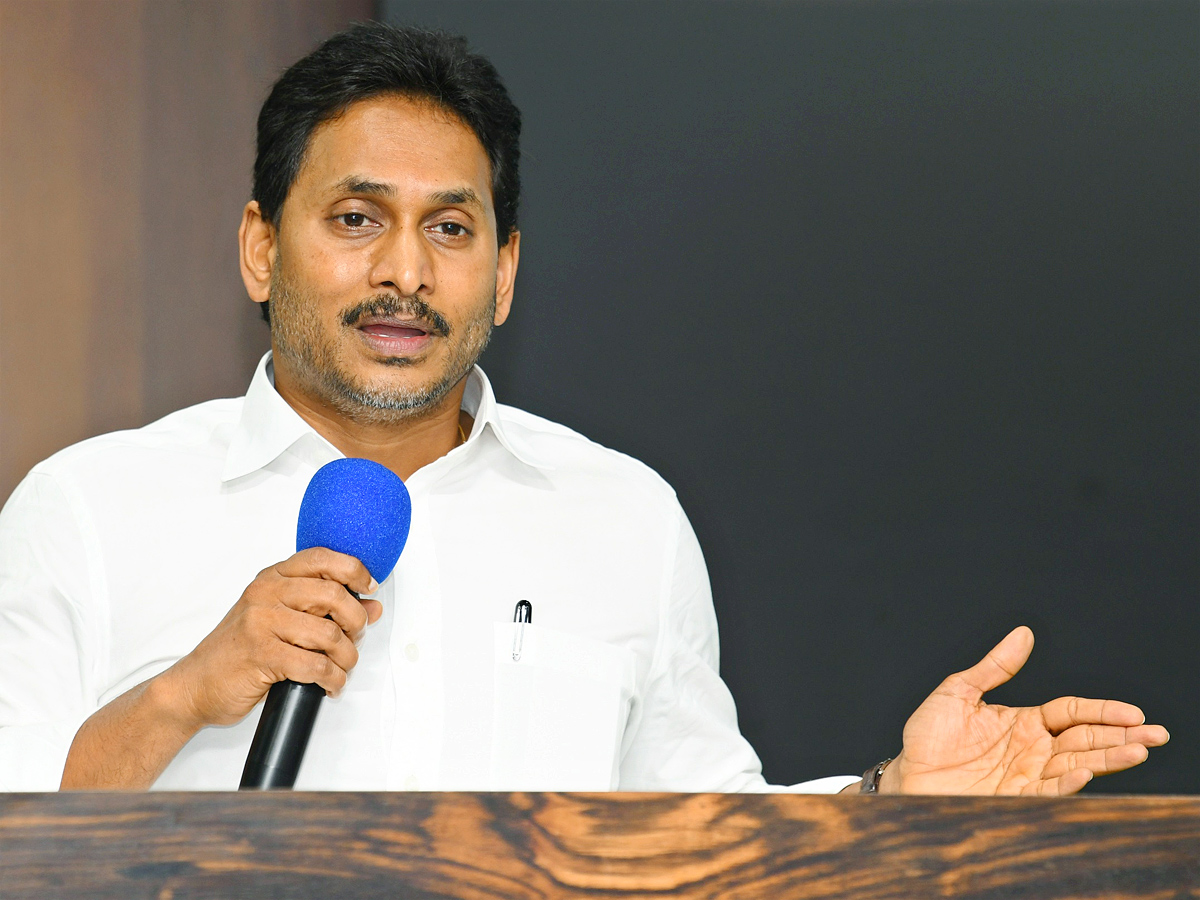 YS_20Jagan_20Key_20Meeting_20With_20YSRCP_20Leaders_20At_20Tadepalli_20Camp_20Office_20Photos_20_283_29.jpg 1