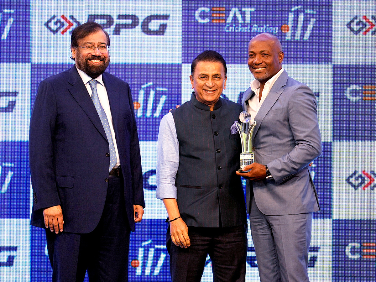 Rohit_20Sharma_20in_20CEAT_20Cricket_20Rating_20Awards_20Photos__20_2813_29.jpg 13