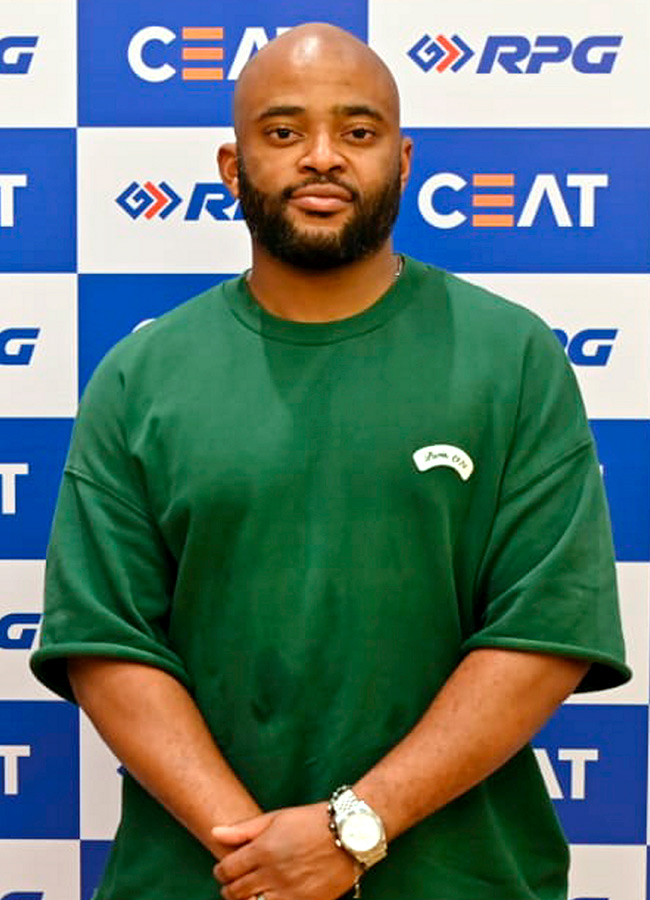 Rohit_20Sharma_20in_20CEAT_20Cricket_20Rating_20Awards_20Photos__20_2820_29.jpg 20